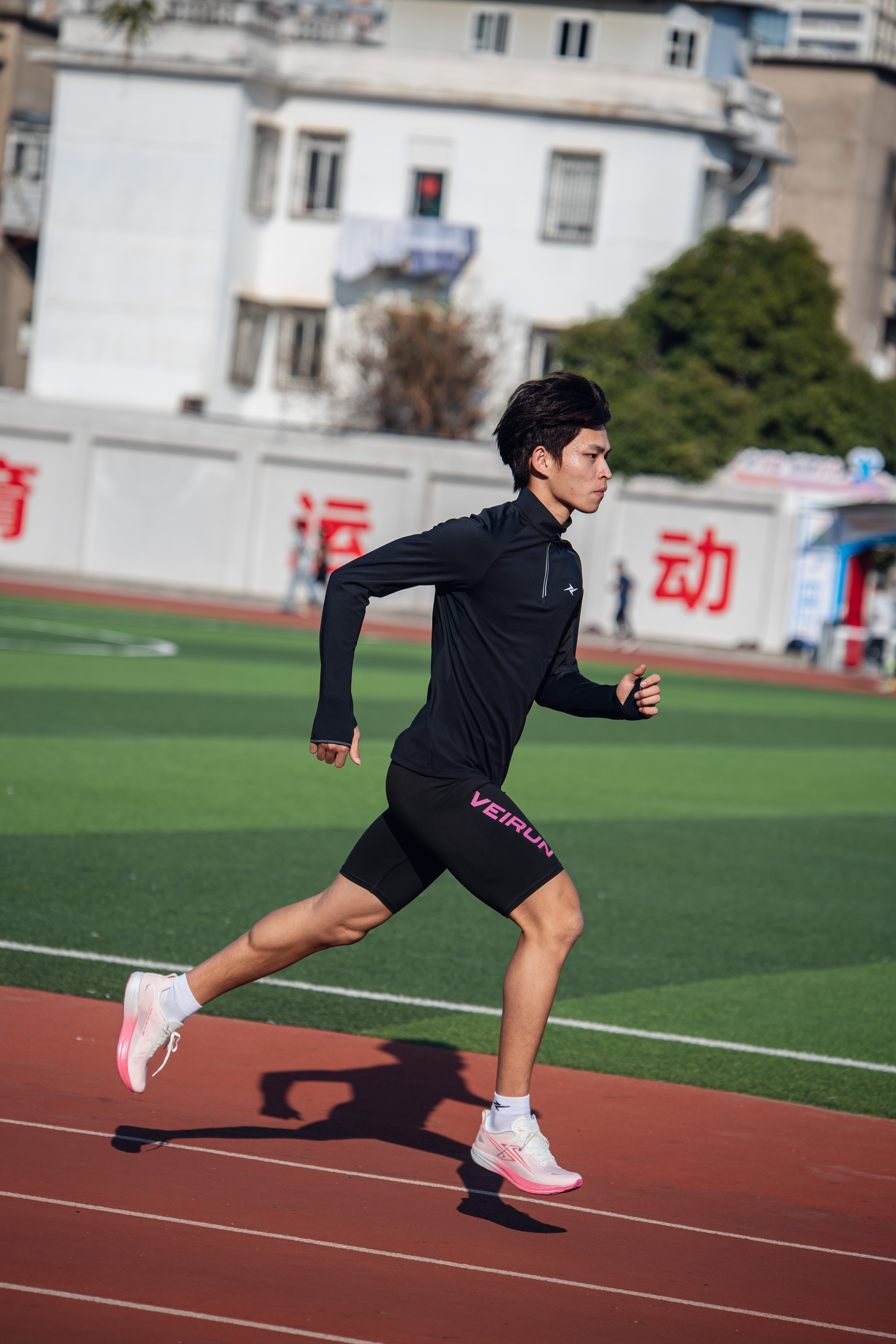 田径比赛场上选手大展身手：速度逆袭成就未来的简单介绍