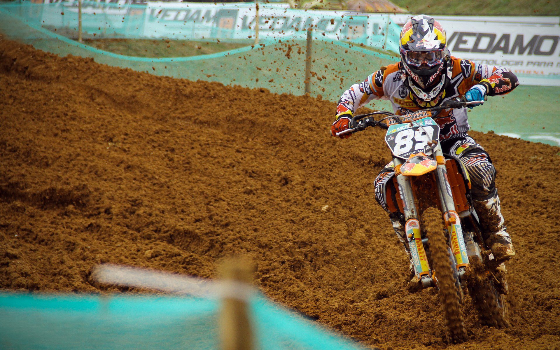 F1新赛季揭幕战焦点战,荷兰稳稳拿下拜仁,体育跨界碰撞的奇妙隐喻